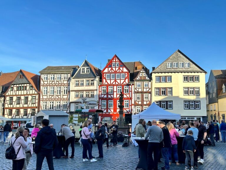 Voller Marktplatz zum Start des Feierabendmarktes Stadt Butzbach