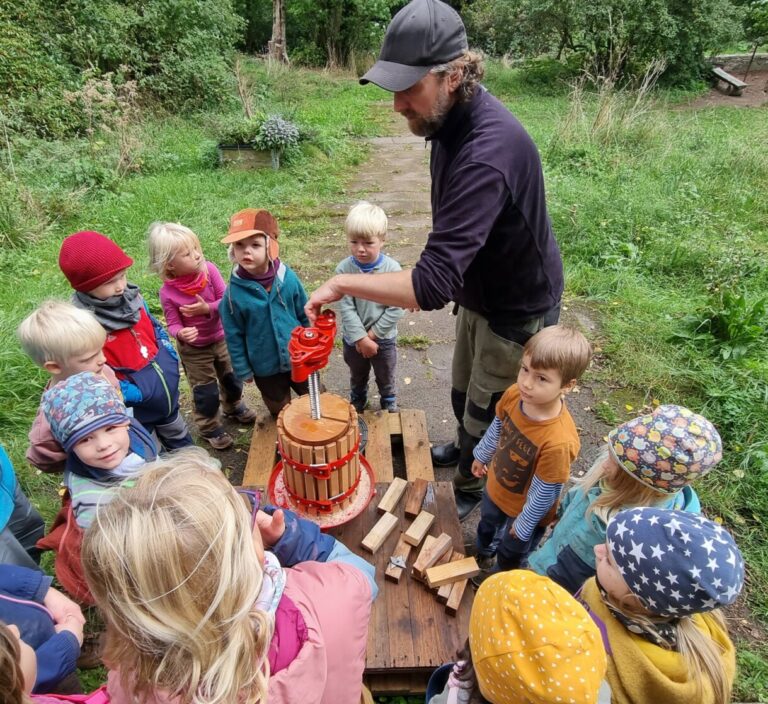 Waldkindergartenkinder keltern Apfelsaft - Stadt Butzbach