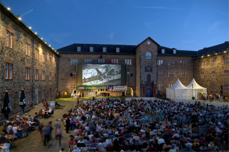 Vorstellung im Open Air Kino im Schloss zu Butzbach. - Stadt Butzbach